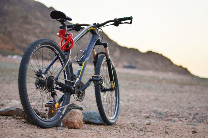 Mountainbike mit Federgabel und Dämpfer steht auf felsigem Untergrund