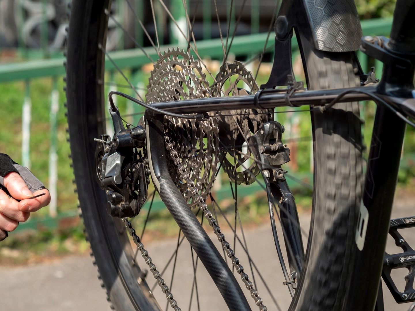 Nahaufnahme eines MTB-Schaltwerks mit Kassette und Einstellarbeiten